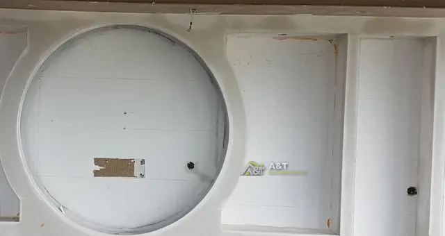 Ombouw met ronde nis. Wand met ronde uitsparing en nissen, gestuct en klaar voor afwerking.