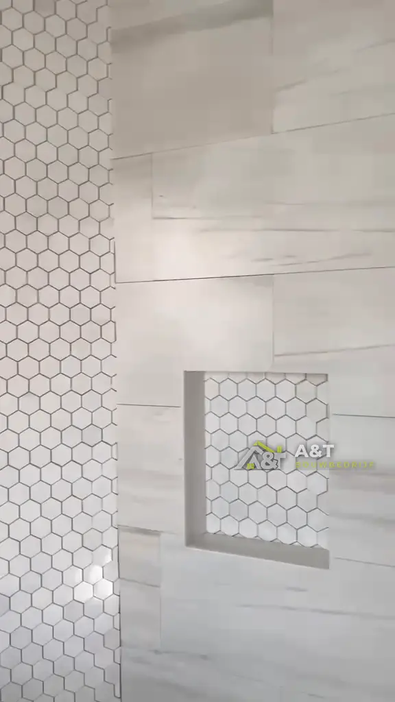 Betegelde nis. Nis met hexagon-mozaïek, tijdens het tegelwerk.